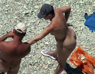Hidden cam vid where boy screw his huge bum gf at bare beach