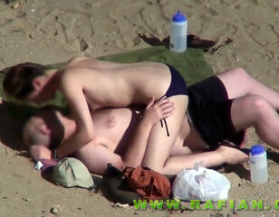 Sizzling beach hump on vid from spycam hunter
